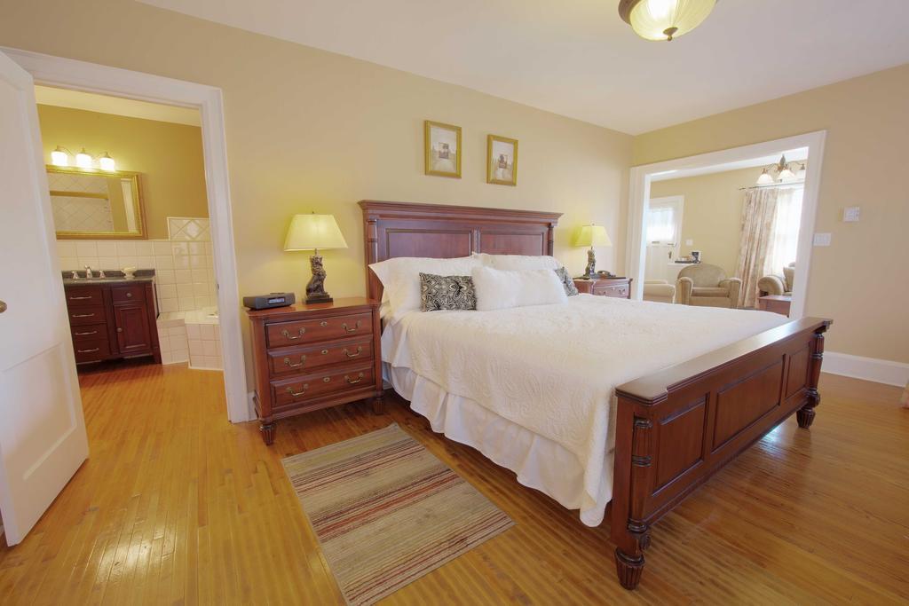 The Woodlawn Inn Cobourg Esterno foto