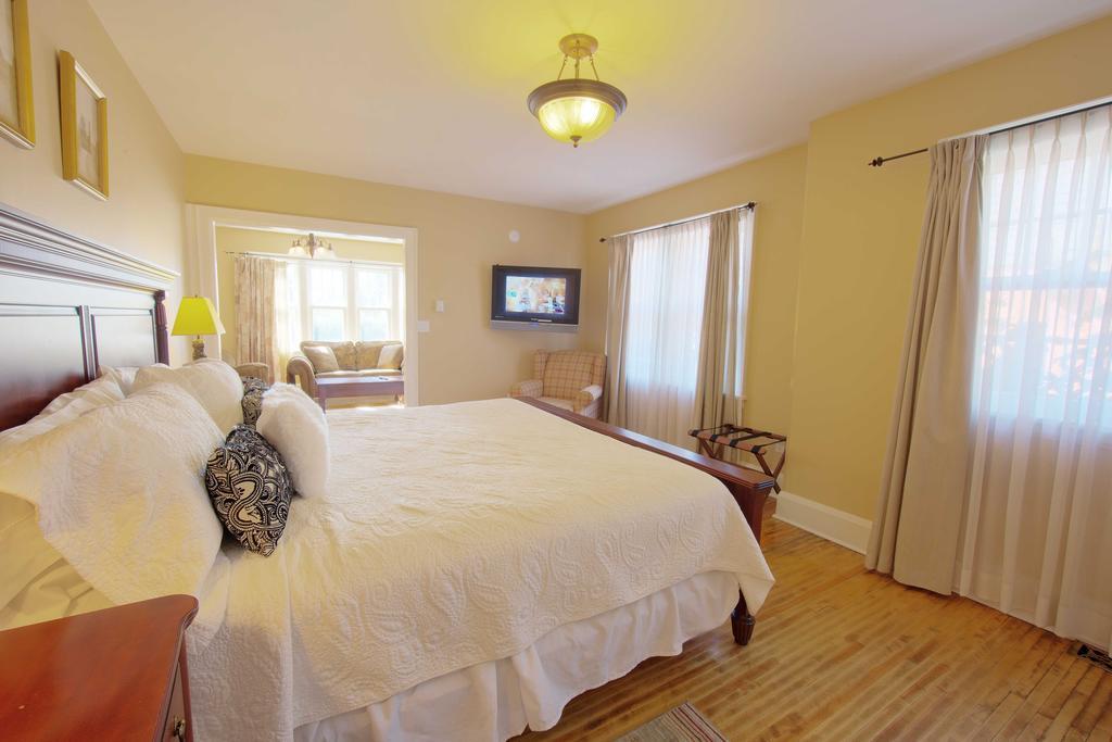 The Woodlawn Inn Cobourg Esterno foto