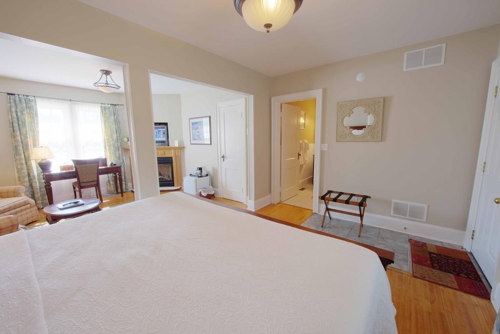 The Woodlawn Inn Cobourg Esterno foto