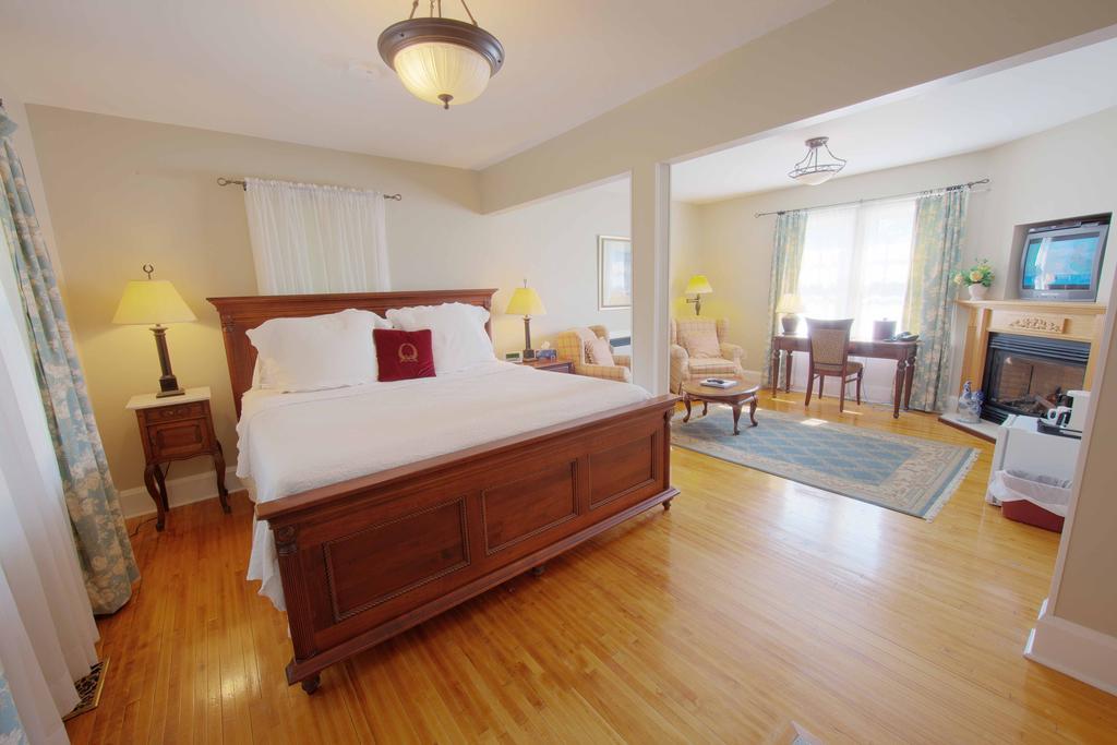 The Woodlawn Inn Cobourg Esterno foto