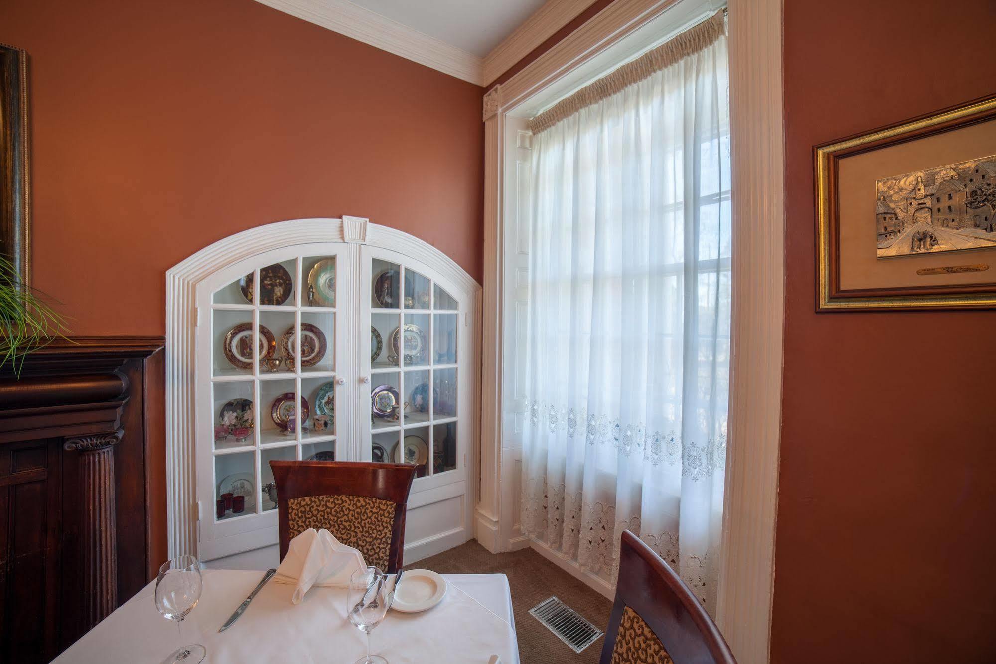 The Woodlawn Inn Cobourg Esterno foto