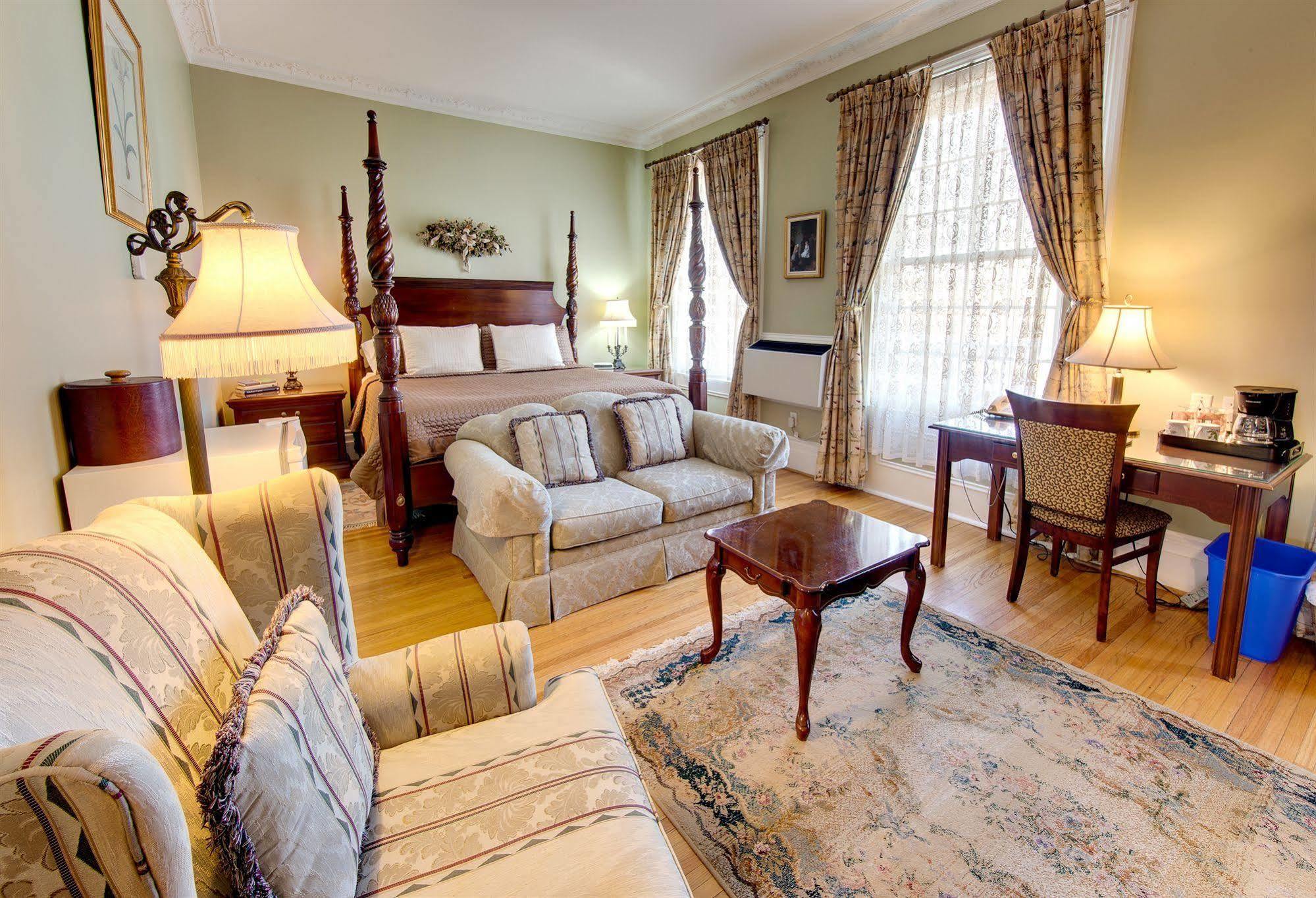 The Woodlawn Inn Cobourg Esterno foto