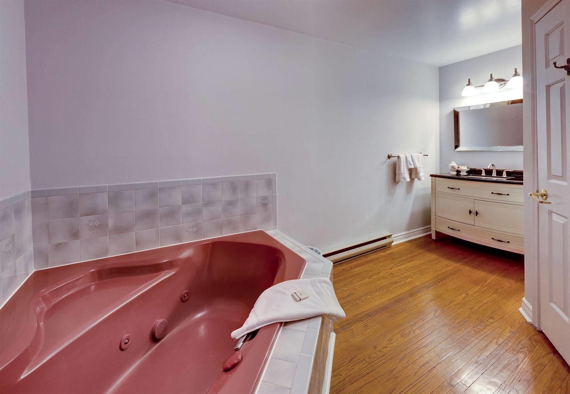 The Woodlawn Inn Cobourg Esterno foto
